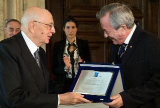 Il Presidente Giorgio Napolitano consegna il Premio &quot;Credere nella Ricerca 2011&quot; all'attore Remo Girone