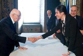 Il Presidente Giorgio Napolitano con la ricercatrice AIRC dell'Università &quot;G. D'Annunzio&quot; di Chieti Dott.ssa Rosa Visone, in occasione della celebrazione della Giornata Nazionale per la Ricerca sul Cancro