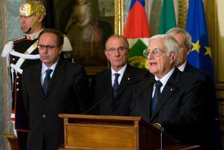 Il Segretario generale della Presidenza della Repubblica Donato Marra legge il comunicato che annuncia le dimissioni del Presidente del Consiglio Silvio Berlusconi