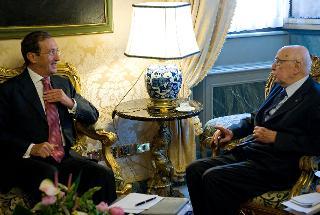 Il Presidente Giorgio Napolitano nel corso dei colloqui con il Presidente della Camera dei deputati Gianfranco Fini, in occasione delle consultazioni a seguito delle dimissioni del Governo Berlusconi