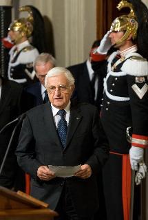 Il Segretario generale della Presidenza della Repubblica Donato Marra poco prima della lettura del comunicato che annuncia il conferimento dell'incarico a formare un nuovo Governo a Mario Monti