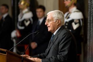 Il Segretario generale della Presidenza della Repubblica Donato Marra legge il comunicato che annuncia il conferimento dell'incarico a formare un nuovo Governo a Mario Monti