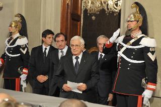 Il Segretario generale della Presidenza della Repubblica Donato Marra con il comunicato che il Presidente della Repubblica Giorgio Napolitano dà l'incarico di formare il nuovo Governo al Sen. Mario Monti