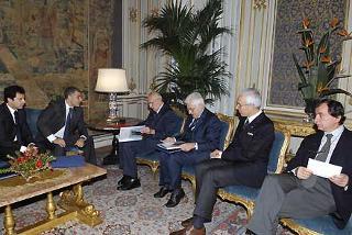 Il Presidente Giorgio Napolitano con l'On. Alfonso Pecoraro Scanio, Ministro dell'Ambiente e della Tutela del Territorio e del Mare durante la presentazione del volume sulla missione del Ministero dell'Ambiente e della Tutela del Territorio e del Mare in Libano