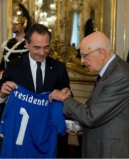 Il Presidente Giorgio Napolitano riceve la maglia della Nazionale di calcio dall'allenatore Cesare Prandelli