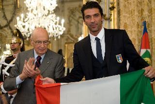 Il Presidente Giorgio Napolitano con Gian Luigi Buffon, portiere nella Nazionale di calcio, in occasione della consegna del Tricolore presidenziale celebrativo del 150° dell'Unità d'Italia