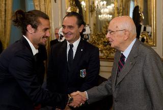 Il Presidente Giorgio Napolitano con a fianco l'allenatore della Nazionale di calcio Cesare Prandelli, saluta il calciatore argentino naturalizzato italiano Pablo Osvaldo