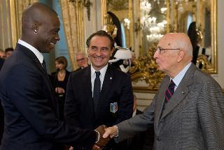 Il Presidente Giorgio Napolitano con a fianco l'allenatore della Nazionale di Calcio Cesare Prandelli, saluta il calciatore Mario Balotelli