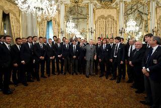 Il Presidente Giorgio Napolitano con i giocatori, dirigenti e accompagnatori della Nazionale di calcio