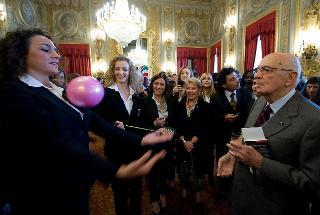 Il Presidente Giorgio Napolitano con le ragazze della Nazionale di ginnastica ritmica, al termine dell'incontro con i &quot;Nuovi Cittadini italiani&quot;