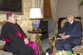 Il Presidente Giorgio Napolitano con S.E. Rev.ma Mons. Giuseppe Bertello, nuovo Nunzio Apostolico, in occasione della presentazione delle Lettere Credenziali