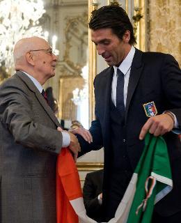 Il Presidente Giorgio Napolitano consegna il Tricolore presidenziale celebrativo del 150° dell'Unità d'Italia a Gianluigi Buffon, portiere nella Nazionale di calcio