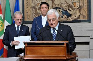 Il Segretario generale della Presidenza della Repubblica Dott. Donato Marra legge il comunicato che annuncia che il Prof. Mario Monti scioglie la riserva di formare il nuovo Governo e annuncia i nuovi Ministri