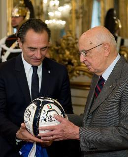 Il Presidente Giorgio Napolitano con l'allenatore della Nazionale di calcio Cesare Prandelli