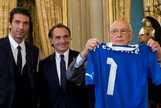 Il Presidente Giorgio Napolitano mostra la maglia della Nazionale italiana, ricevuta da Gianluigi Buffon e Cesare Prandelli