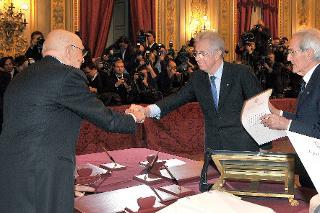 ll Presidente della Repubblica Giorgio Napolitano con il Prof. Mario Monti in occasione della cerimonia di Giuramento del nuovo Governo