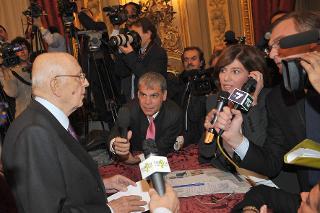 Il Presidente Giorgio Napolitano risponde alle domande dei giornalisti al termine del Giuramento del Governo Monti