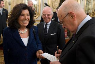 Il Presidente Giorgio Napolitano autografa il cartoncino d'invito alla neo Ministro della Giustizia Paola Severino