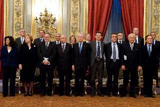 Il Presidente Giorgio Napolitano con a fianco il Presidente del Consiglio Mario Monti e i Ministri componenti il nuovo Governo