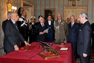 Il Presidente Giorgio Napolitano nel corso del Giuramento del Ministro della Difesa Amm. Giampaolo Di Paola