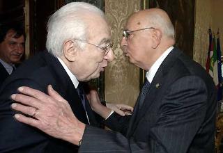 Il Presidente Giorgio Napolitano accoglie il Presidente Emerito della Repubblica Francesco Cossiga