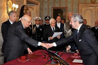 Il Presidente Giorgio Napolitano si congratula con il neo Ministro della Difesa Amm. Giampaolo Di Paola nel corso del Giuramento