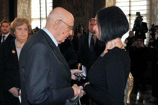 Il Presidente Giorgio Napolitano consegna la Medaglia d'Oro al Valor Civile alla memoria di Sandro Usai alla vedova Signora Elena Garani nel corso della celebrazione della Giornata Nazionale dell'Albero