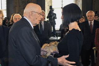 Il Presidente Giorgio Napolitano consegna la Medaglia d'Oro al Valor Civile alla memoria di Sandro Usai alla vedova Signora Elena Garani nel corso della celebrazione della Giornata Nazionale dell'Albero