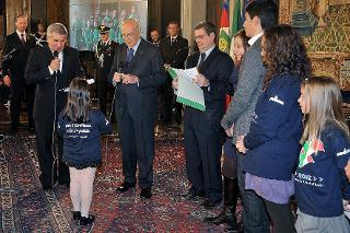 Il Presidente Giorgio Napolitano risponde alle domande di alcuni studenti nel corso della celebrazione della Giornata Nazionale dell'Albero