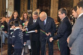 Il Presidente Giorgio Napolitano con alcuni studenti nel corso della celebrazione della Giornata Nazionale dell'Albero