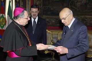 Il Presidente Giorgio Napolitano con S.E. Rev.ma Mons. Giuseppe Bertello, nuovo Nunzio Apostolico, in occasione della presentazione delle Lettere Credenziali