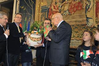 Il Presidente Giorgio Napolitano riceve la pianta di melograno donata dall'Associazione Patriarchi d'Italia nel corso della celebrazione della Giornata Nazionale dell'Albero