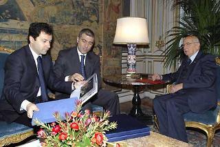 Il Presidente Giorgio Napolitano con l'On. Alfonso Pecoraro Scanio, Ministro dell'Ambiente e della Tutela del Territorio e del Mare, e il Dott. Giancarlo Viglione, durante la presentazione del volume sulla missione del Ministero dell'Ambiente e della Tutela del Territorio e del Mare in Libano