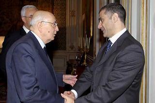 Il Presidente Giorgio Napolitano accoglie l'On. Alfonso Pecoraro Scanio, Ministro dell'Ambiente e della Tutela del Territorio e del Mare, in occasione della presentazione del volume sulla missione del Ministero dell'Ambiente e della Tutela del Territorio e del Mare in Libano.