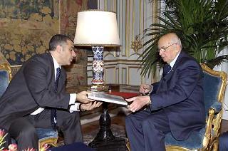 Il Presidente Giorgio Napolitano con l'On. Alfonso Pecoraro Scanio, Ministro dell'Ambiente e della Tutela del Territorio e del Mare, in occasione della presentazione del volume sulla missione del Ministero dell'Ambiente e della Tutela del Territorio e del Mare in Libano