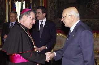 Il Presidente Giorgio Napolitano con S.E. Rev.ma Mons. Giuseppe Bertello, nuovo Nunzio Apostolico, in occasione della presentazione delle Lettere Credenziali