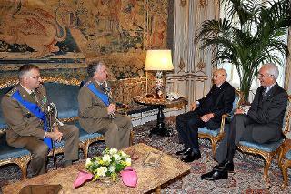 Il Presidente Giorgio Napolitano con il Gen. di C.A. Giuseppe Valotto e il Gen. di C.A. Claudio Graziano rispettivamente Capo di Stato Maggiore dell'Esercito uscente e subentrante