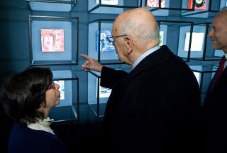 Il Presidente Giorgio Napolitano osserva una delle opere esposte alla Mostra &quot;Noi, l'Italia&quot;