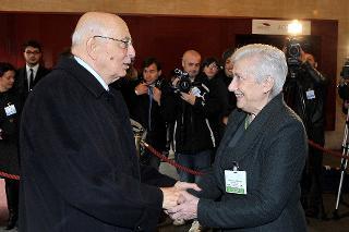 Il Presidente Giorgio Napolitano accolto dalla Dott.ssa Emma Cavallaro, Presidente della Conferenza permanente delle Associazioni, Federazioni e Reti di Volontariato in occasione della &quot;Giornata Internazionale del Volontariato&quot;