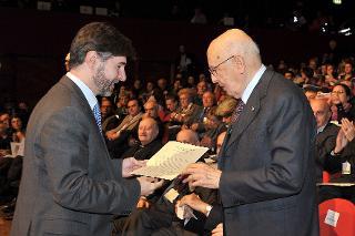 Il Presidente Giorgio Napolitano riceve la pergamena &quot;L'appello del Volontariato&quot; dal portavoce del Forum Nazionale del Terzo Settore, Andrea Olivero in occasione della &quot;Giornata Internazionale del Volontariato&quot;