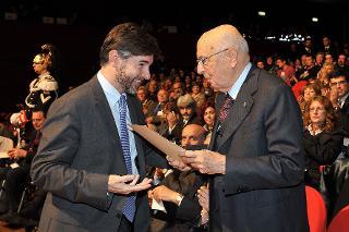 Il Presidente Giorgio Napolitano riceve dal Andrea Olivero la pergamena &quot;L'appello del Volontariato&quot;, in occasione della &quot;Giornata Internazionale del Volontariato&quot;