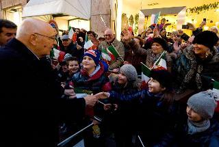 Il Presidente Giorgio Napolitano durante una breve passeggiata a Via Roma