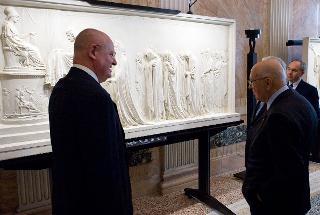 Il Presidente Giorgio Napolitano nel corso della visita alle Gallerie d'Italia dei Palazzi Anguissola e Brentani sull'arte italiana dell'Ottocento, illustrata dal curatore Fernando Mazzocca