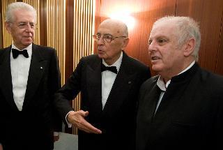 Il Presidente Giorgio Napolitano e il Presidente del Consiglio Mario Monti con il Maestro Daniel Barenboim, al termine del I atto del &quot;Don Giovanni&quot;