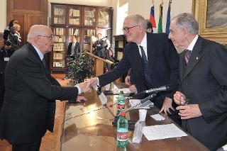 Il Presidente Giorgio Napolitano con i relatori del Convegno &quot;Le Accademie Nazionali e la Storia d'Italia&quot;