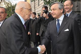 Il Presidente Giorgio Napolitano accolto da Costanzo Iannotti Pecci, Presidente della Palazzo Caracciolo S.p.A. per la visita del restaurato Palazzo Caracciolo