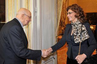 Il Presidente Giorgio Napolitano accoglie la Signora Sophia Loren Ponti, nel suo studio al Quirinale