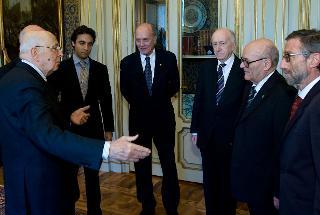 Il Presidente Giorgio Napolitano con una delegazione dell'Opera Pia Sella per la consegna del volume &quot;Quintino Sella. Scritti di Scienza. L'armonia del sapere e del fare&quot;