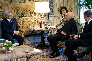 Il Presidente Giorgio Napolitano con a fianco il Ministro degli Affari Esteri Giulio Maria Terzi di Sant'Agata, nel corso dei colloqui con il Presidente della Repubblica di Armenia Serzh Sargsyan