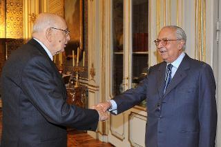 Il Presidente Giorgio Napolitano con l'Amb. Bruno Bottai, Presidente della Società "Dante Alighieri" per la presentazione della copia anastatica della Relazione di Alessandro Manzoni "Dell'Unità della lingua e dei mezzi di diffonderla"